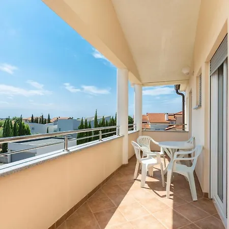 Loren - Mali - Second Floor Apartment
